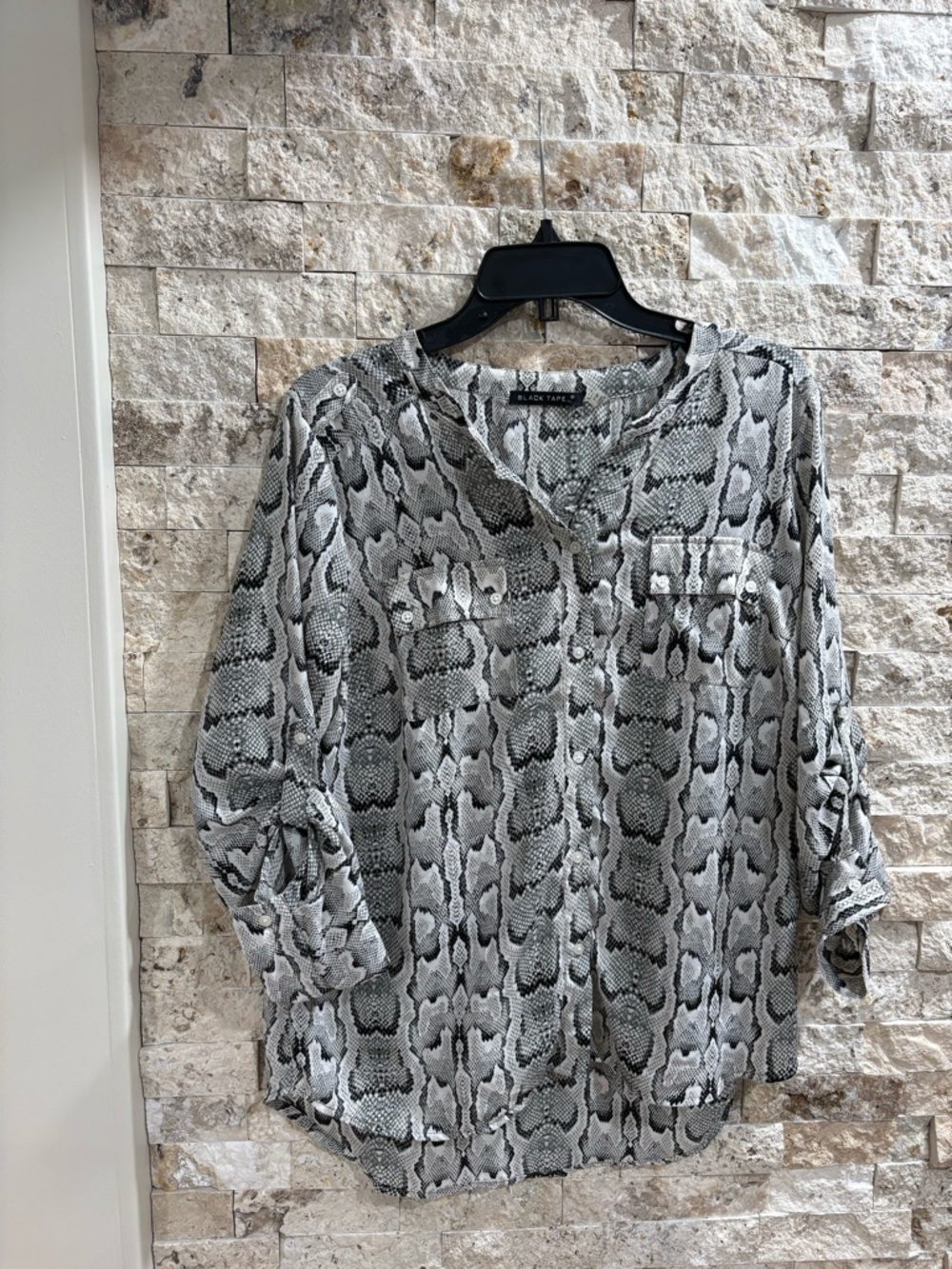 Black Tape_ Snakeskin Print Top‎ - Black & White size L - Picture 3 of 6